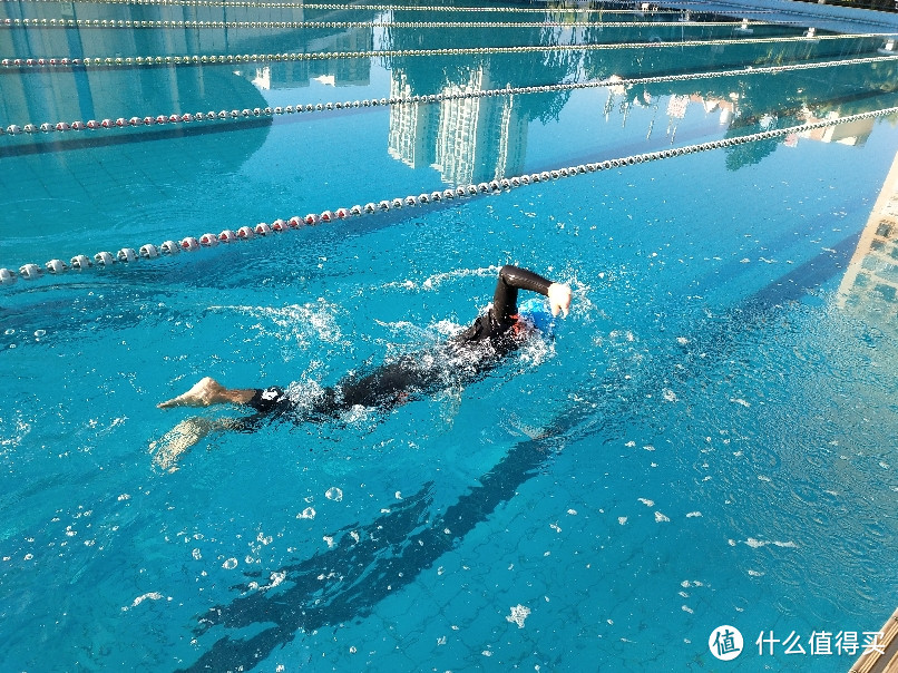 穿游泳胶衣游泳🏊的感觉很好