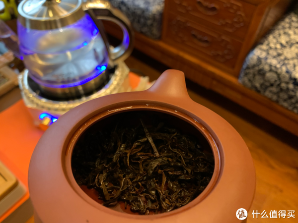 微微张开，洗茶后的茶叶形态。