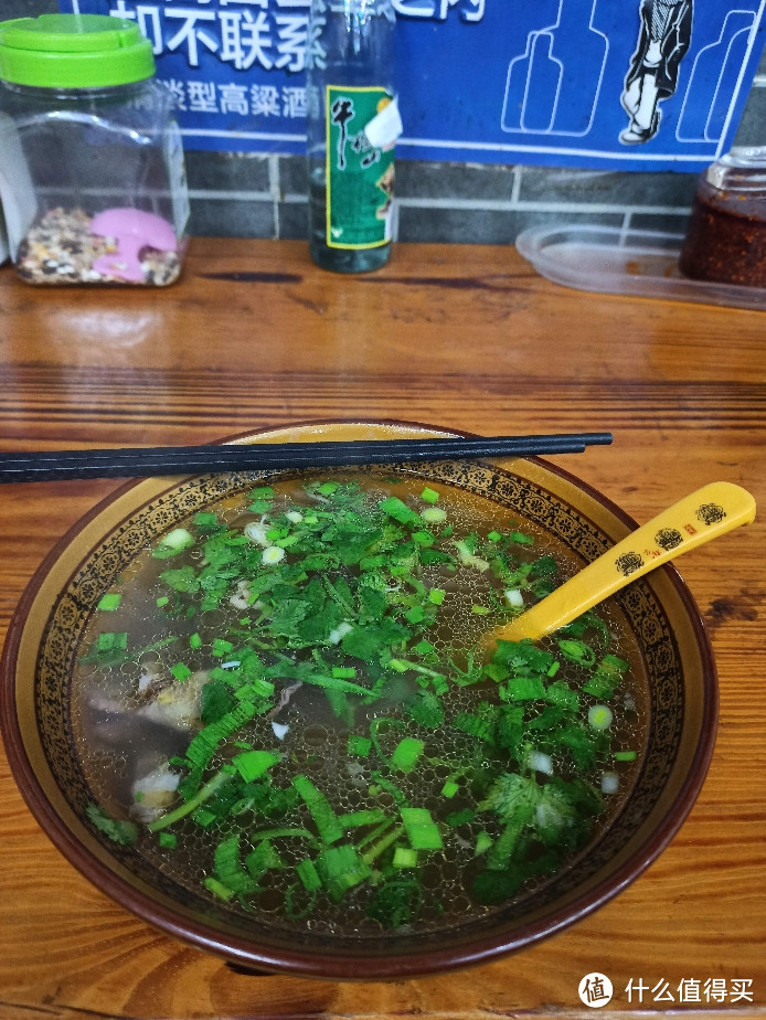 一碗淮阳牛肉汤叠加切片牛肉，再加一个肉夹馍，热气洋溢爽口饱满浑身的舒坦