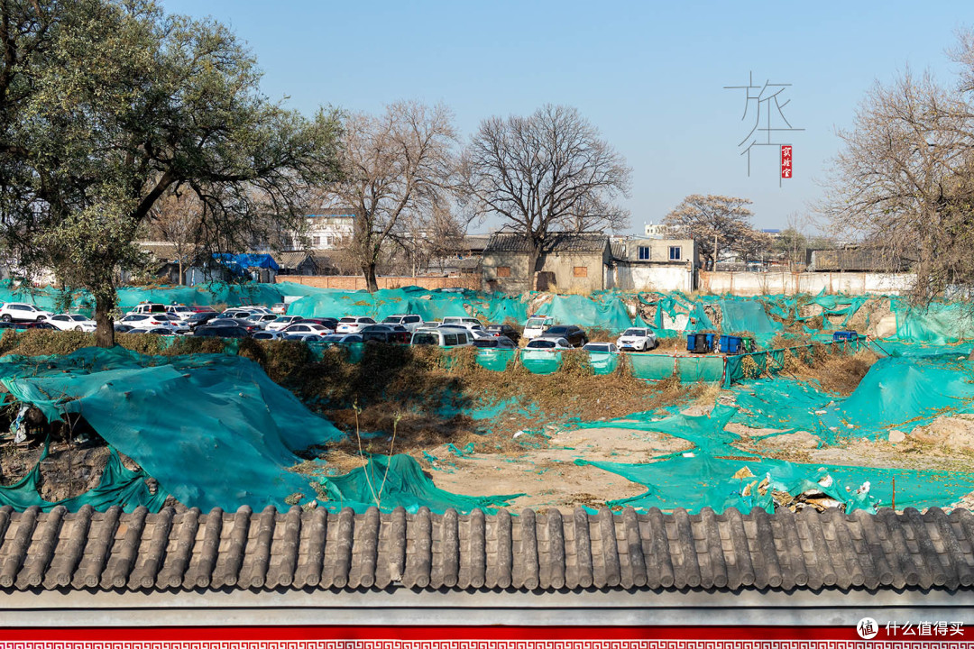 珠市口地铁站外的拆迁地块，成了临时停车场