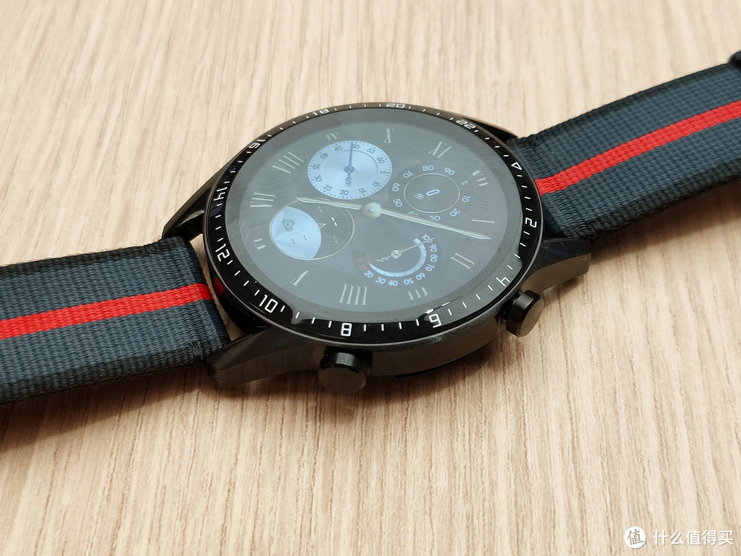 HUAWEI Watch GT 2 46mm和42mm的区别，看看新年双红表带款的值不值得买！