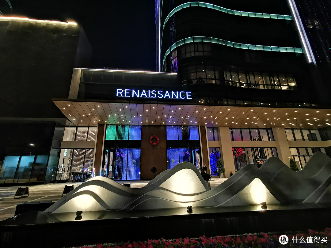 左边也就是正大门边上用英文着“RENAISSANCE”