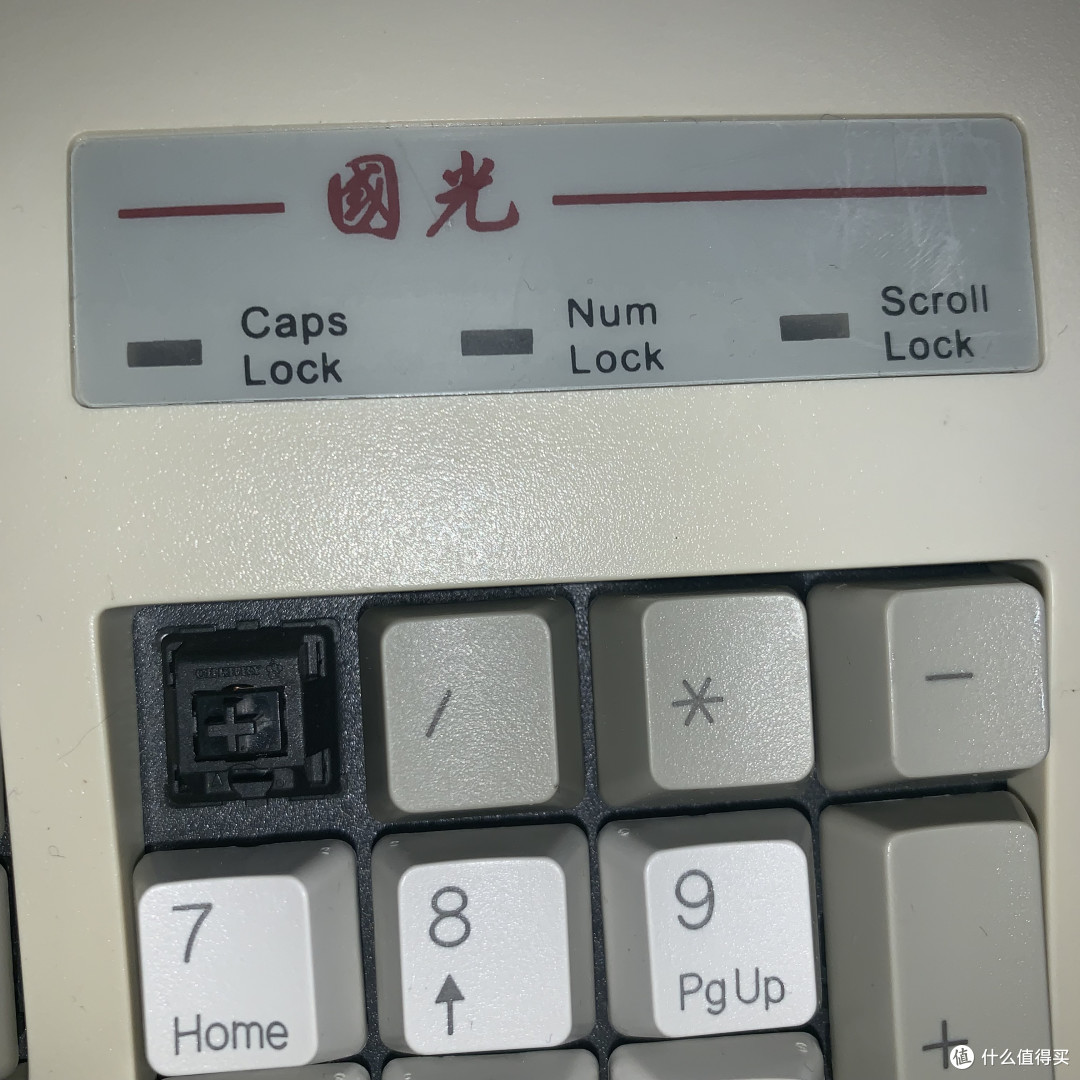 拆开键帽可以看到 cherry黑轴,不知道算不算老黑轴