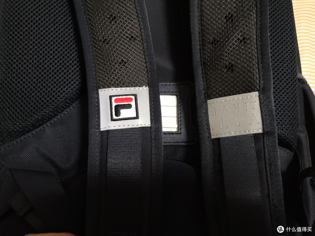 肩带正面的logo，一面是FILA，一面是皮质的italian。
