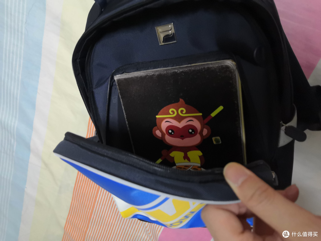 拿了个10寸的ipad，放在最外层的小口袋也是只能勉强放下。