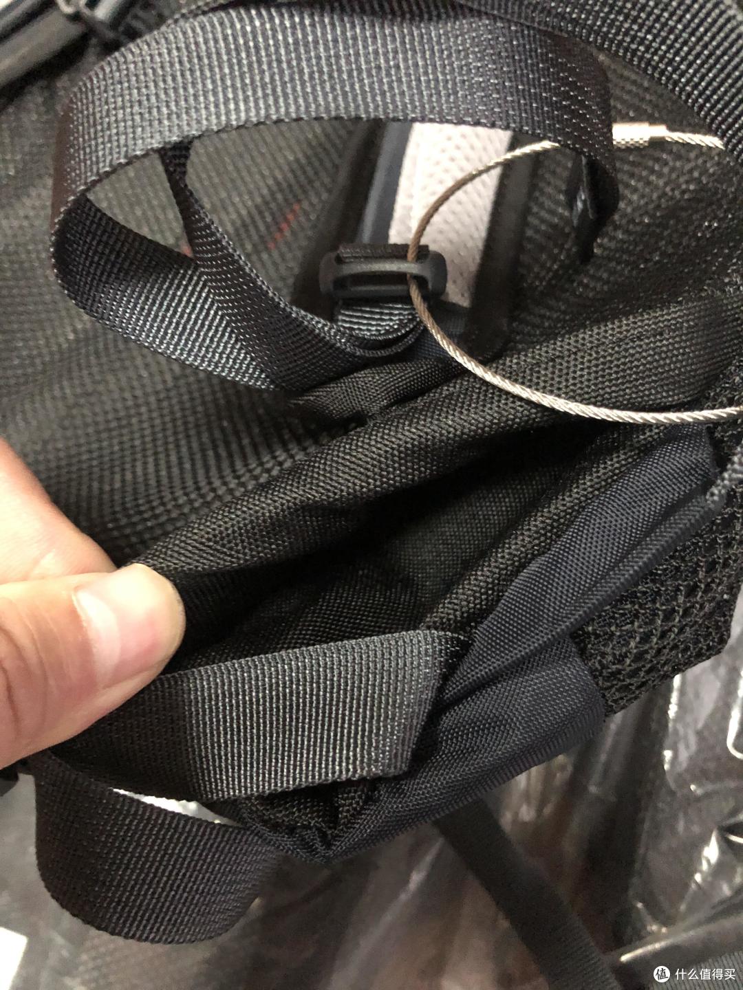 背板下的小孔,腰带不用时可以放在里面。