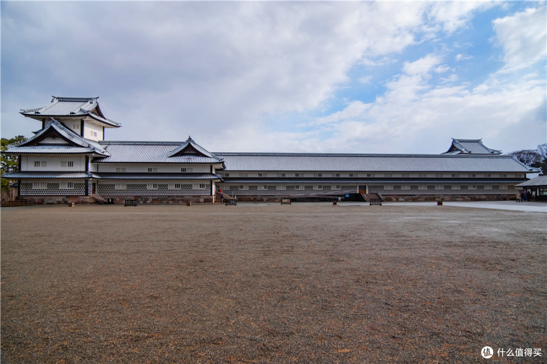 五十间长屋需脱鞋进入，里面有介绍各种历史，整个城的架构，还有当时建造时的工艺（榫卯结构真是妙）