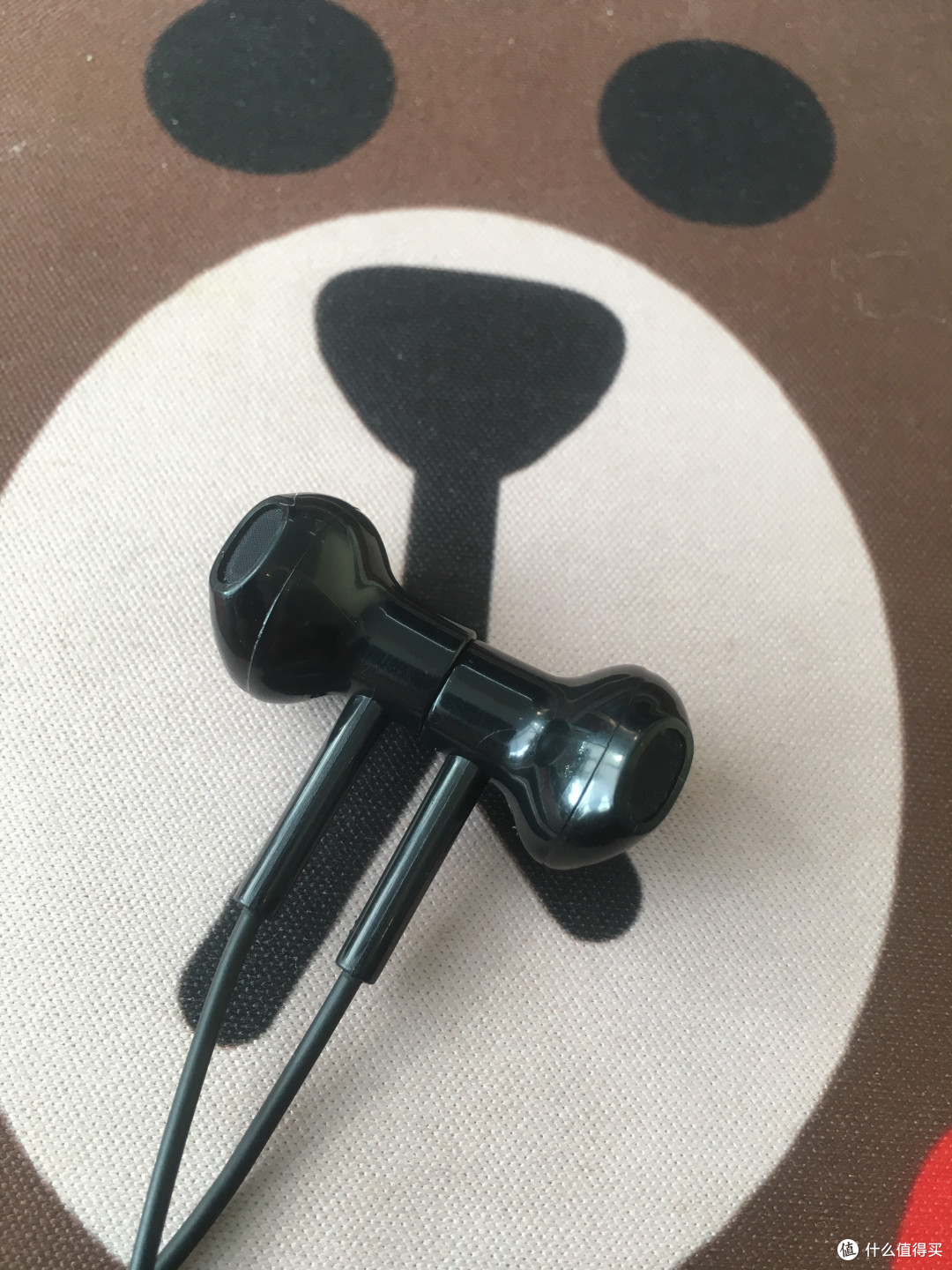 耳机头是磁吸的，这么弱的磁吸我还没见过。