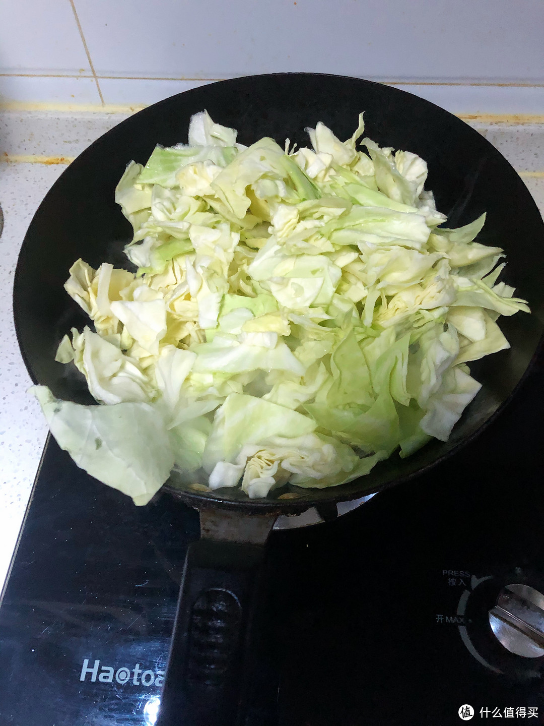 家里亲戚送的腊肉，做一个腊肉圆白菜。下饭