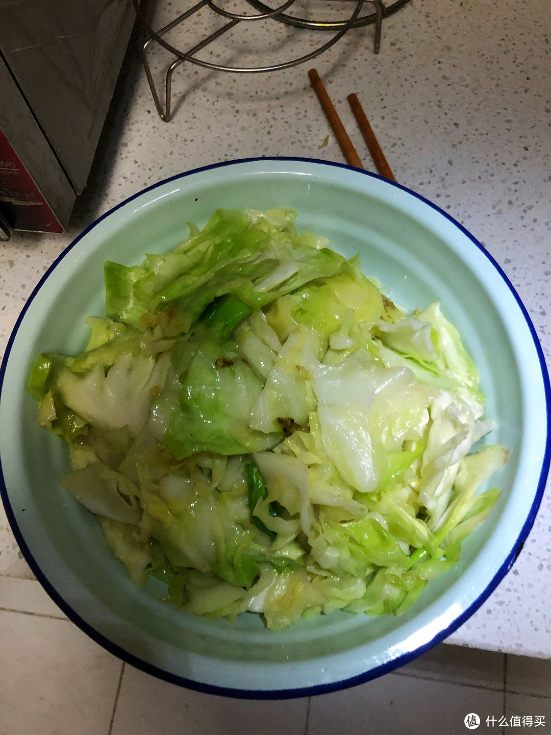 家里亲戚送的腊肉，做一个腊肉圆白菜。下饭