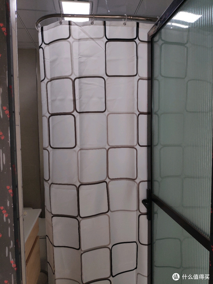 99元的U型浴室杆安装体验，家装淋浴新选择，经济实惠免打孔