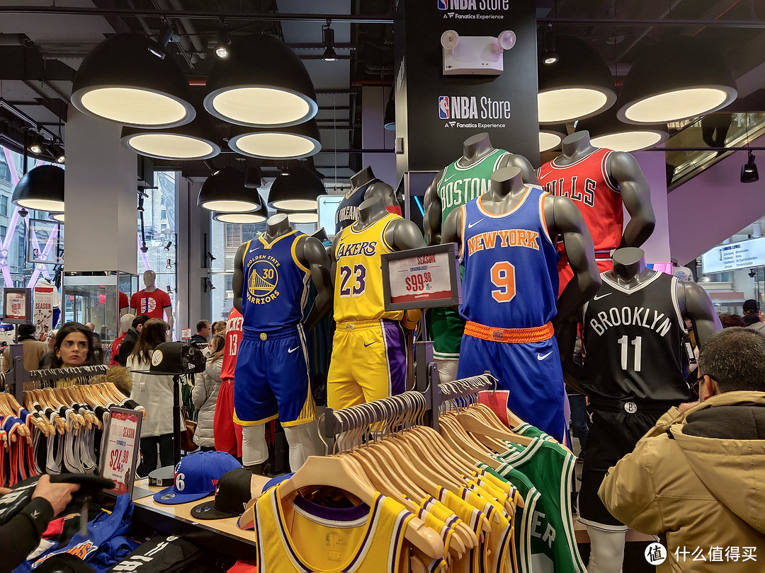 这个是第五大道NBA专卖店