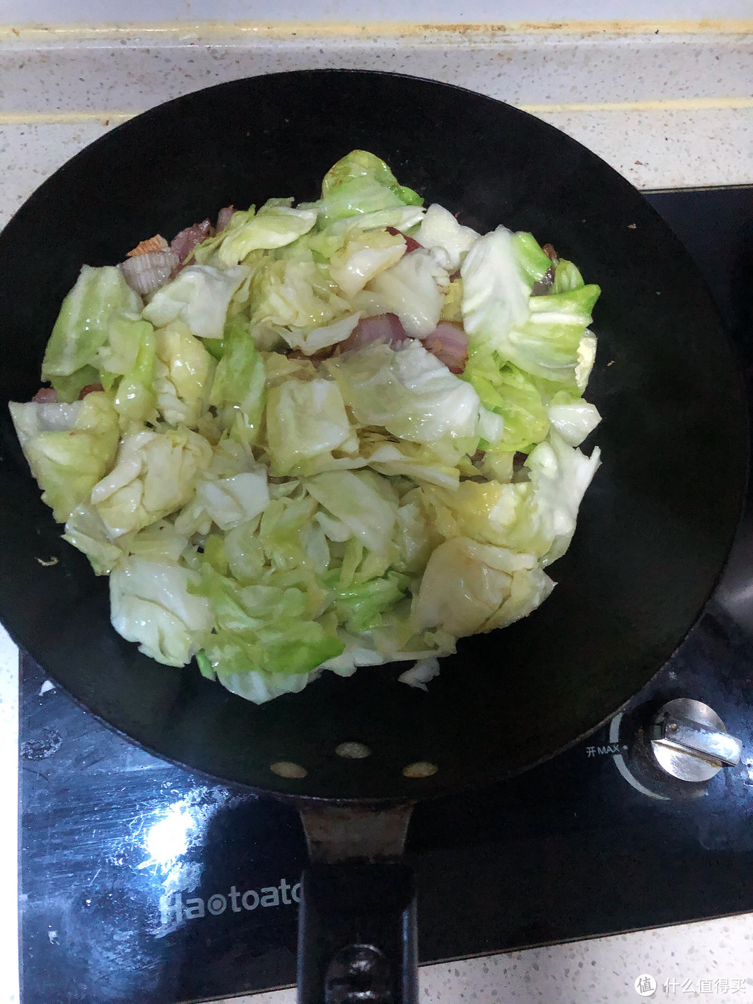 家里亲戚送的腊肉，做一个腊肉圆白菜。下饭