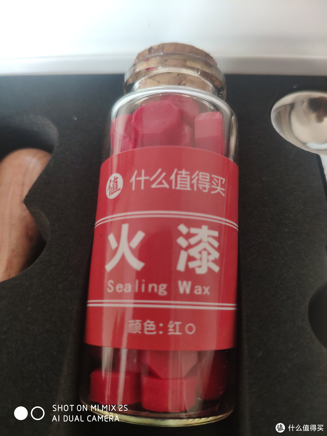 一小瓶火漆颗粒