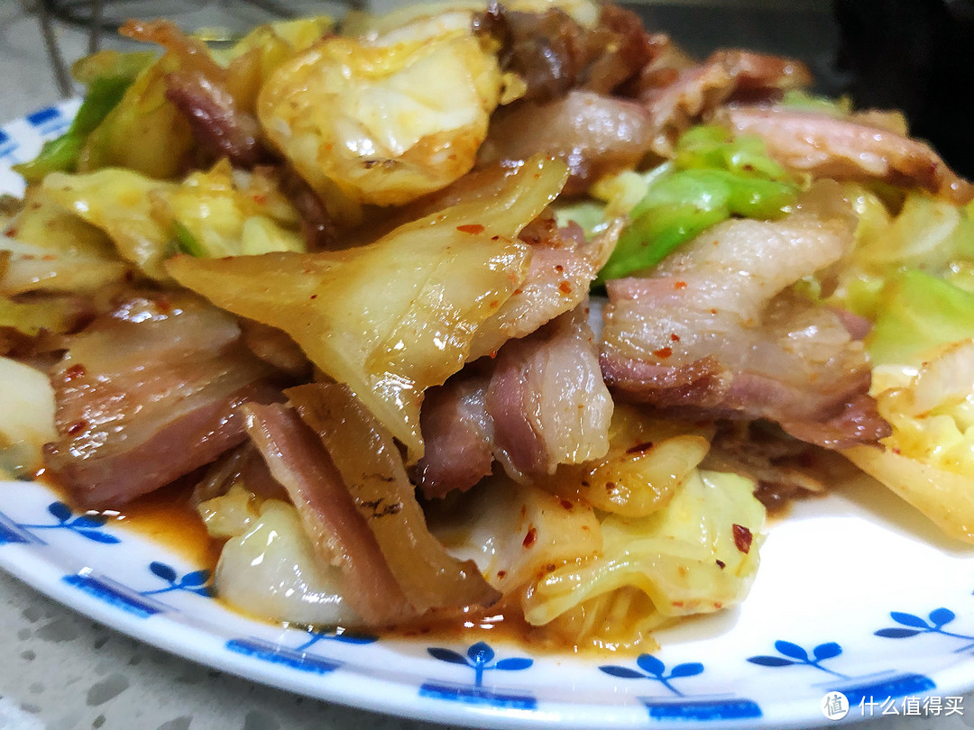 家里亲戚送的腊肉，做一个腊肉圆白菜。下饭