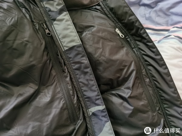 F8509天枢和F8905在左胸内侧处都设计有一个暗袋,F8509天枢的内衬带LOGO,虽然两者20D的 锦纶面料,单天枢的质感和手感更好