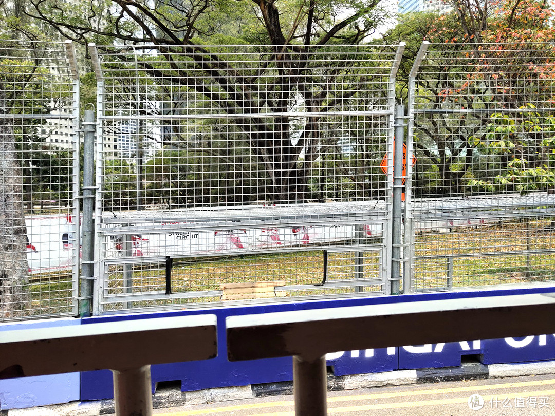 F1比赛虽结束，防护栏还未撤去。