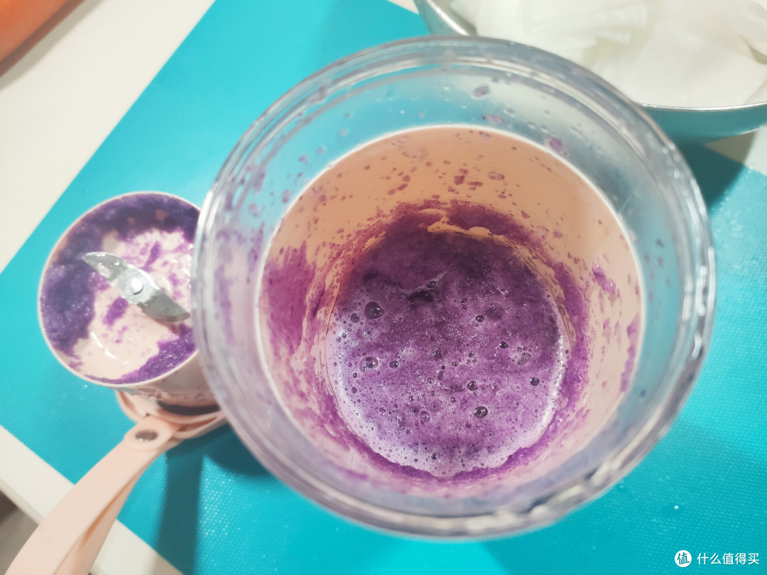 我用的是摩飞的榨汁杯,容量比较小,需要分两批搅打