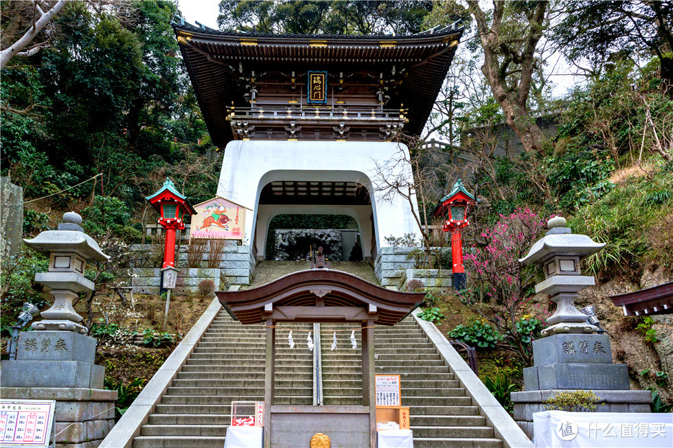 一直向里走，就能看到这个江岛神社，这时有两种选择：一种是左边买票坐电梯上山，另一种就是向上走步行上山。（实际走下来觉得完全没必要花钱坐电梯，20分钟顶了天就到上面了，一路还有很多神社可看，一点都不累。）