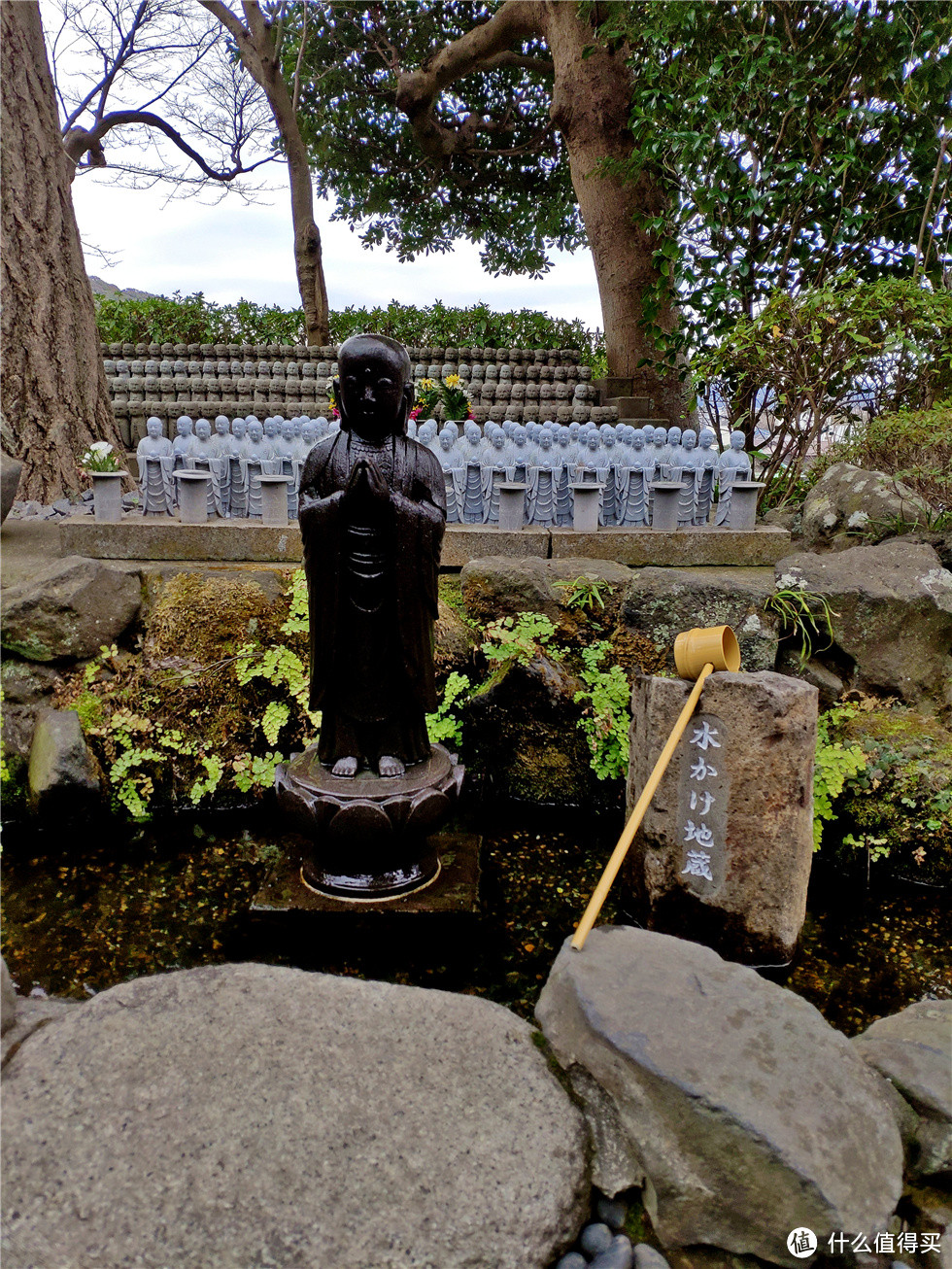 水地藏，我傻乎乎的舀了一勺水从头浇下，结果看后面的日本大妈只浇两边肩膀的。立刻鞠躬道歉，重新浇水。
