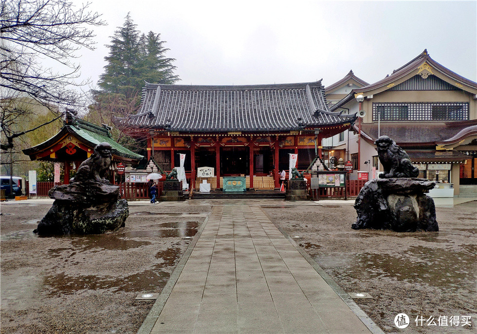 浅草寺紧挨着边上就是浅草神社，有着明显差距，几乎没什么人。