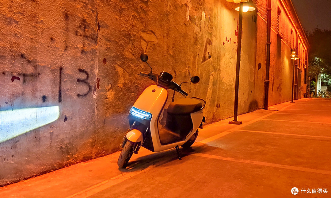 机车不解之缘,20年驾龄老司机玩转九号E100智能电动摩托车