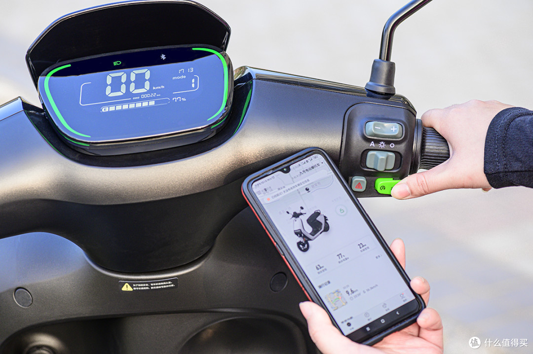 机车不解之缘,20年驾龄老司机玩转九号E100智能电动摩托车