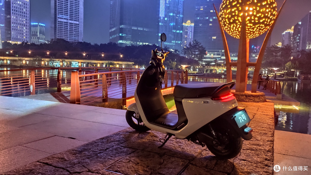机车不解之缘,20年驾龄老司机玩转九号E100智能电动摩托车