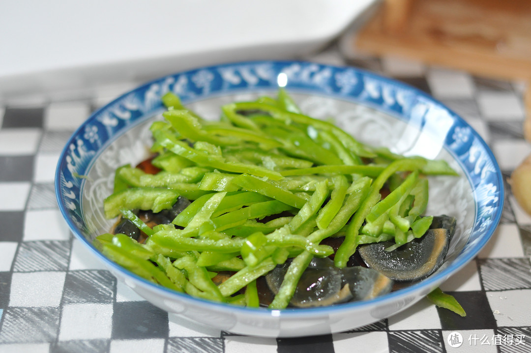 是黑暗料理还是真香?青椒皮蛋吃一次香一次
