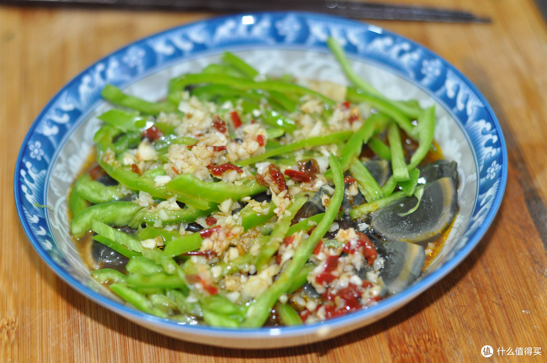是黑暗料理还是真香?青椒皮蛋吃一次香一次