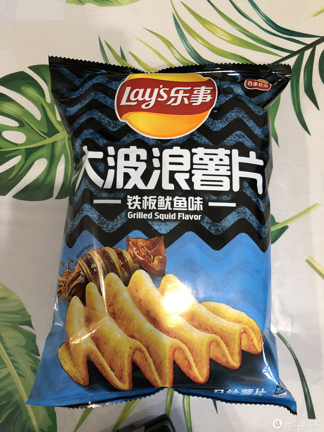 新春年货备零食—造型奇特、口味劲脆浓郁的乐事大波浪薯片（铁板鱿鱼味，70克，袋装）