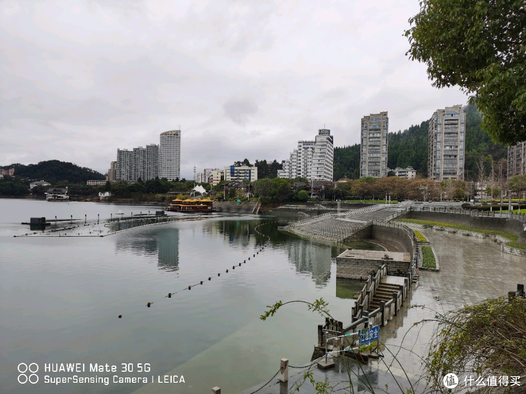 千岛湖最核心地带，千岛湖广场，对面的房子达到了2W，对于小县城来说，已经很贵了，奈何很多杭州，上海的大户人家过来买，房价高居不下。。。