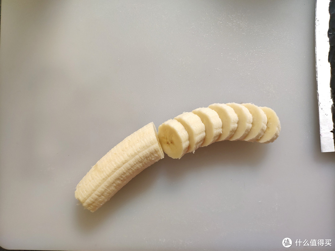 最后加点霸道的香蕉。据说不管什么原料，加了香蕉那就是香蕉奶昔～～