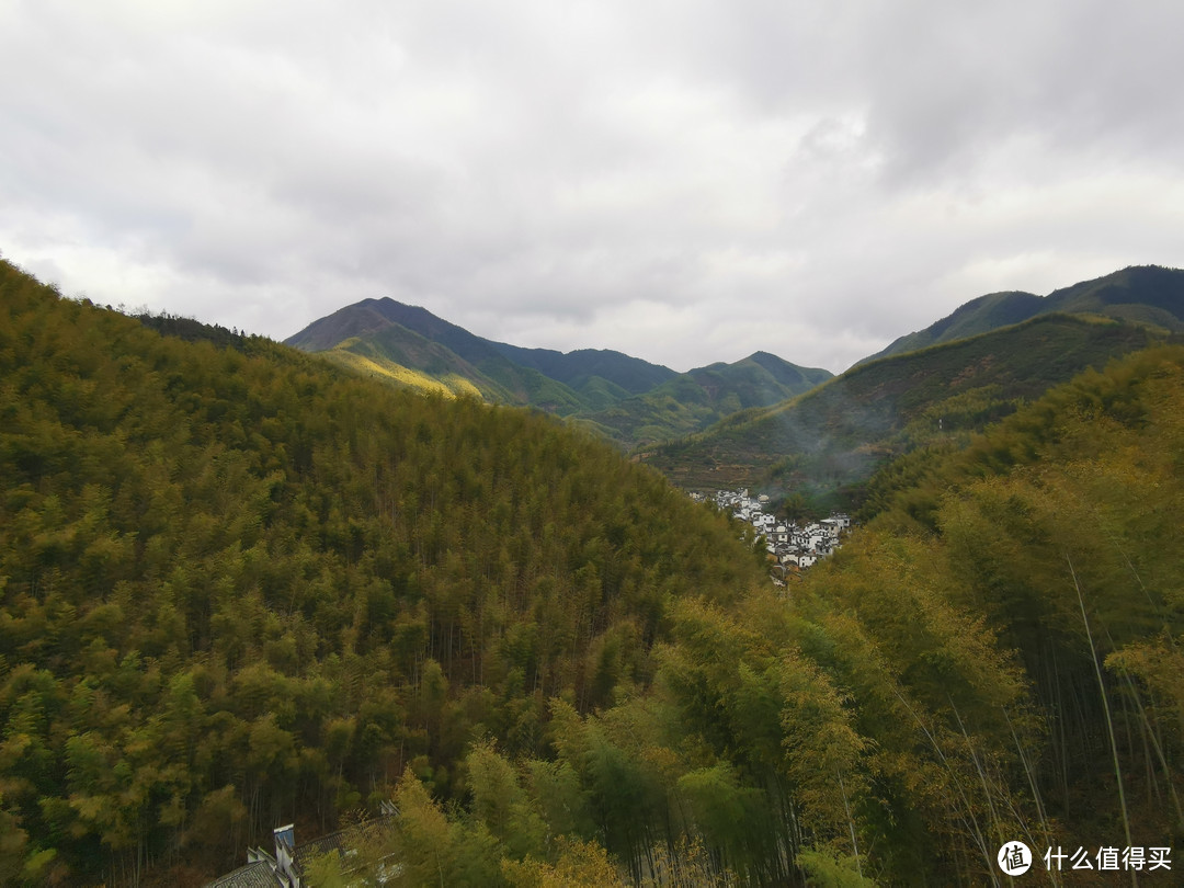 桥上的风景，竹的海洋，以及藏在远处的木坑村