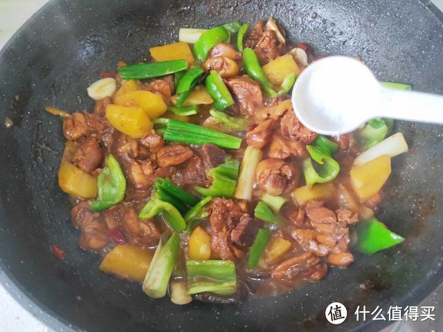 它比猪肉便宜，10块钱能做一大锅，有菜有肉，孩子点名要吃