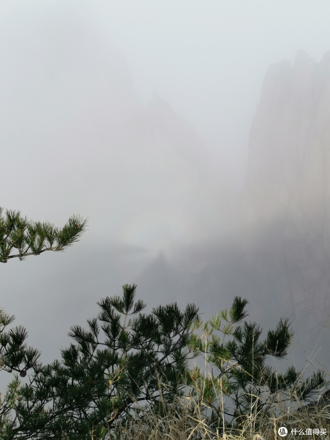 群峰顶出再见佛光，云雾有点大，将就一下吧