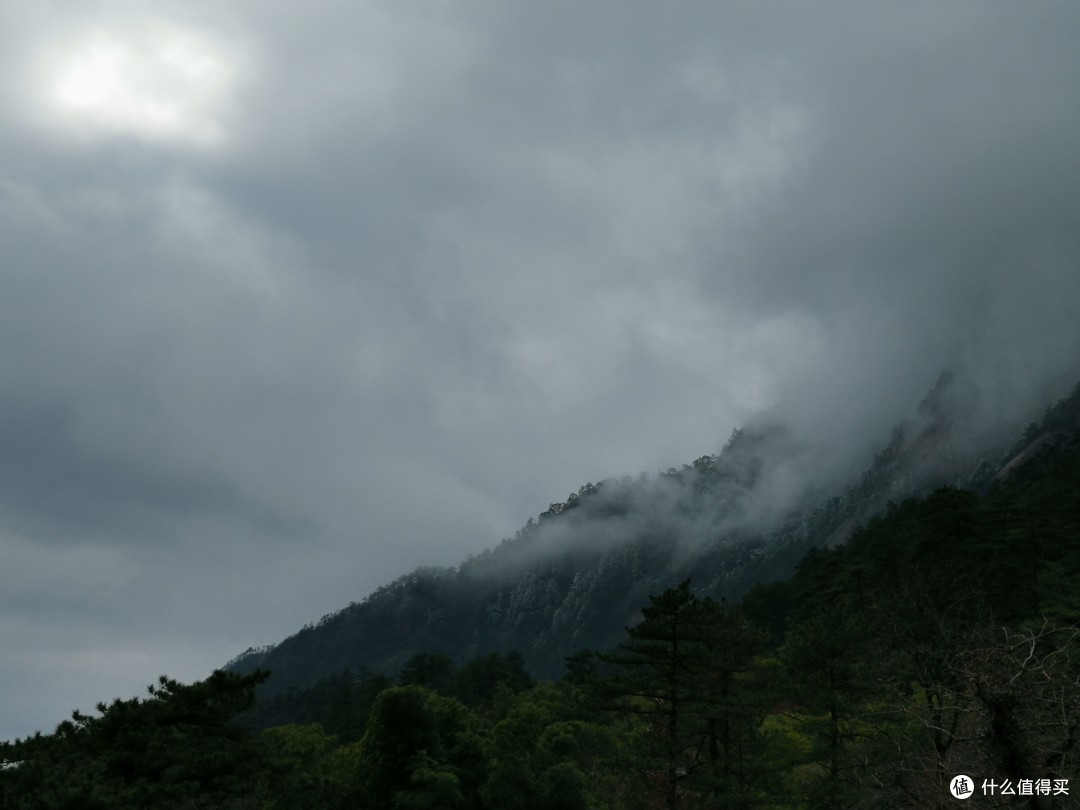 下了缆车，山下已是阴天，太阳穿不透云层。美景转瞬即逝，幸亏我们已经欣赏过了。