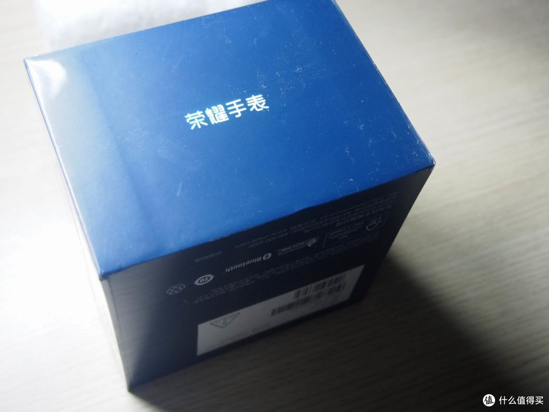 包装还算简约，荣耀的产品似乎喜欢用这种蓝色（包括路由器）