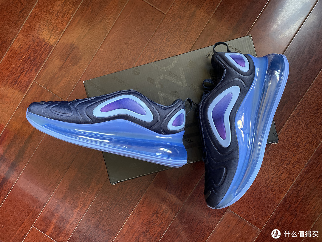 Nike最新的气垫形态——Air Max 720休闲鞋