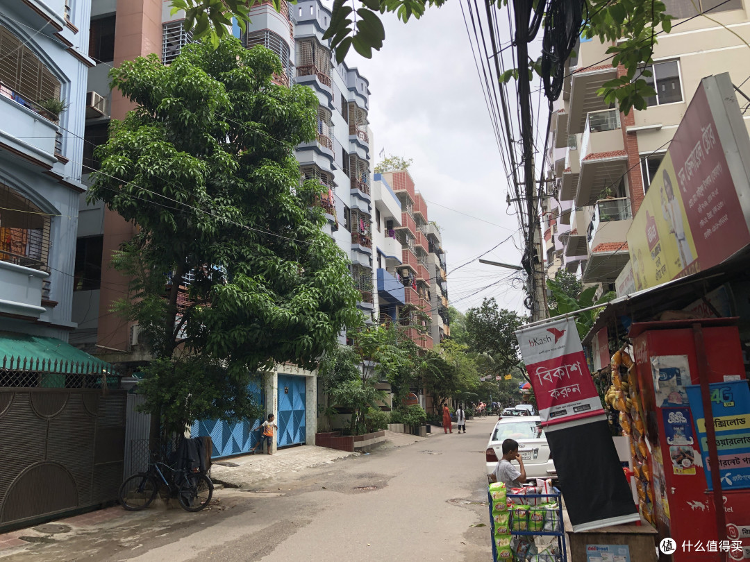 垃圾成堆的城市边缘,目睹扒火车奇景—孟加拉穷游实录(8)