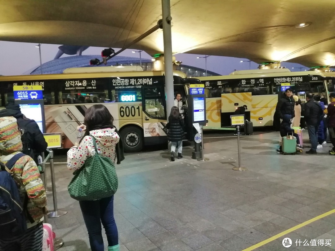 排队等车,韩国晚上这个时节非常冷,建议大家多穿点