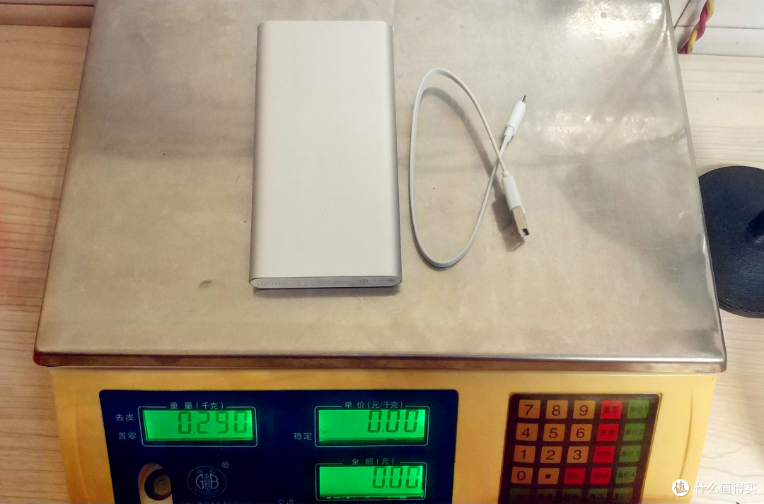 小米10000mAh重量为0.29kg（含MicroUSB线）手感上和我的MIX2相当