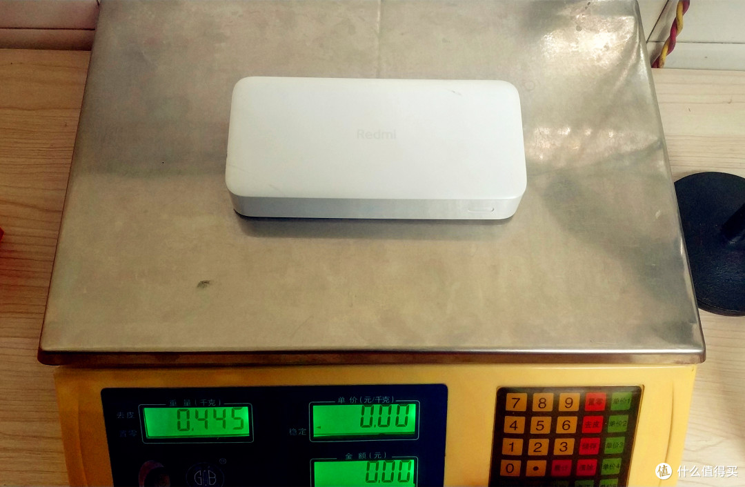 红米20000mAh重量为0.445kg，接近小米的两倍，这个重量装在包里比较沉