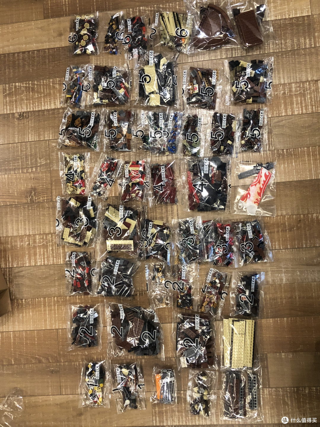 所有零件的合照,有编号,一组一组拼就简单多了