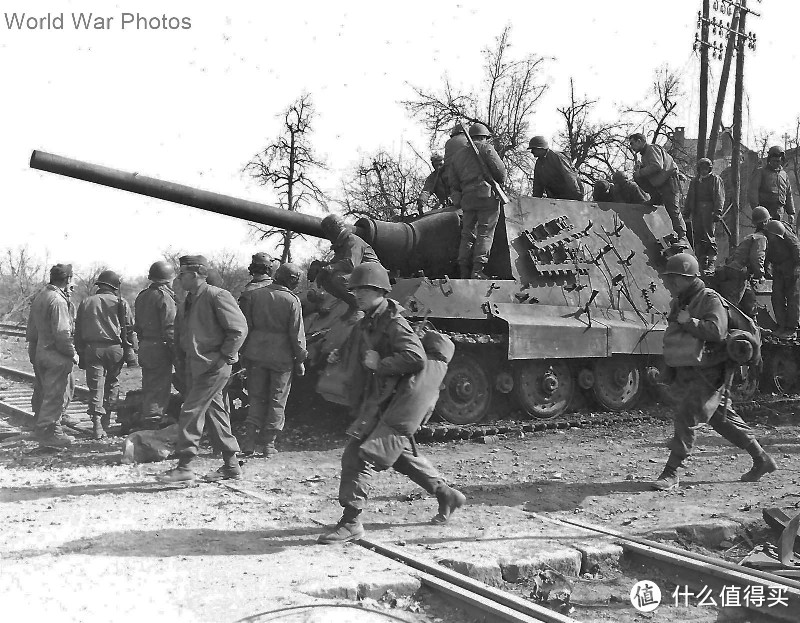 美军第36步兵师的士兵与653营234号猎虎。1945年3月，法国索尔茨