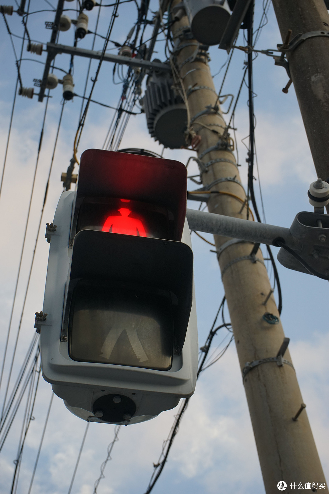 日本的这种路灯天线杆包括整个街道设施都保持着上个世纪的风格，复古又科幻，落后又超前。