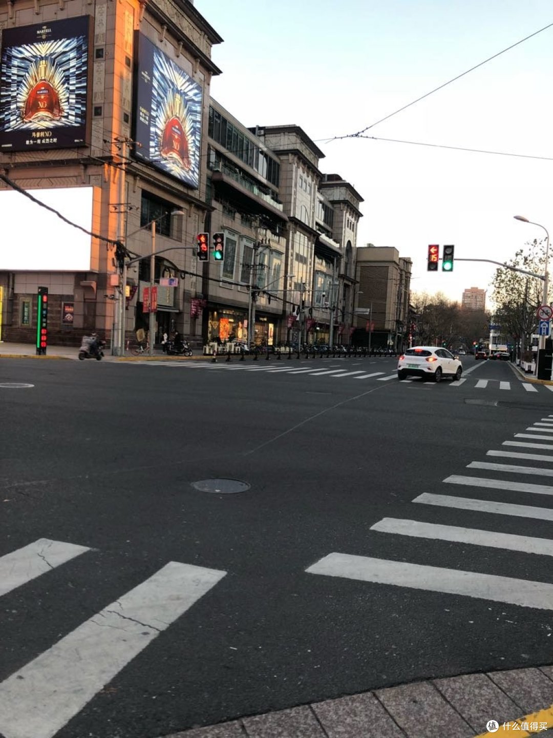 疫情来袭,正月初七开始上班了,看看上海的现状?上班的人多吗?地铁人多吗