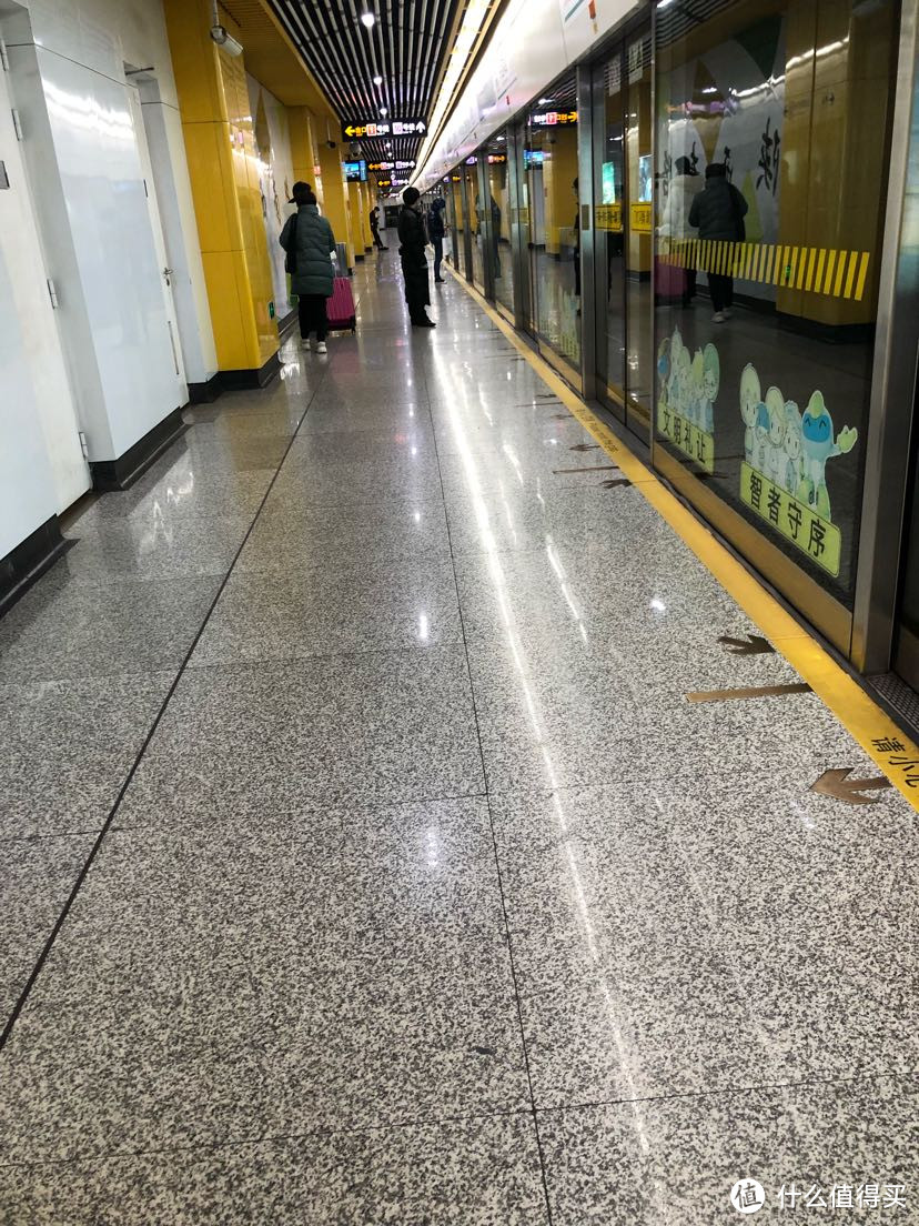 地铁站内人寥寥无几。