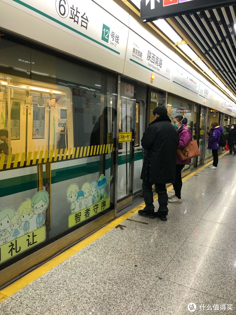 疫情来袭,正月初七开始上班了,看看上海的现状?上班的人多吗?地铁人多吗