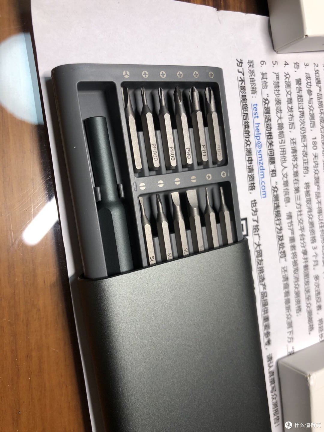 轻轻按压顶部，内盒很自然的在外壳里弹出，设计确实很精妙，不愧获得过红点设计奖